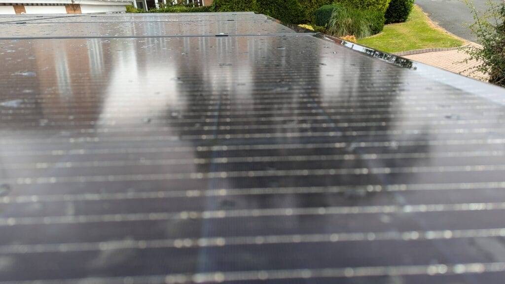 Water damming at the bottom of nearly flat solar panels